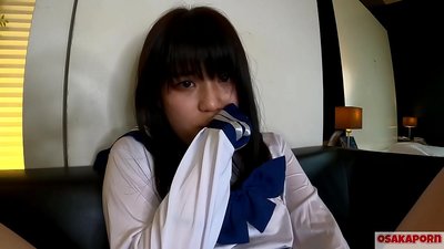 Noia japonesa de 18 anys amb tetes petites esquitja i orgasmes amb els dits i joguina sexual. Noia asiàtica amb disfressa de cosplay de l'escola fa mamades en un vídeo amateur. Mao 7 OSAKAPORN.